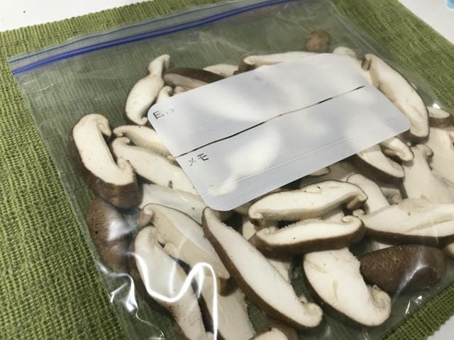 しいたけが冷凍で黄色に変色するのはなぜ?メカニズムと保存のコツ