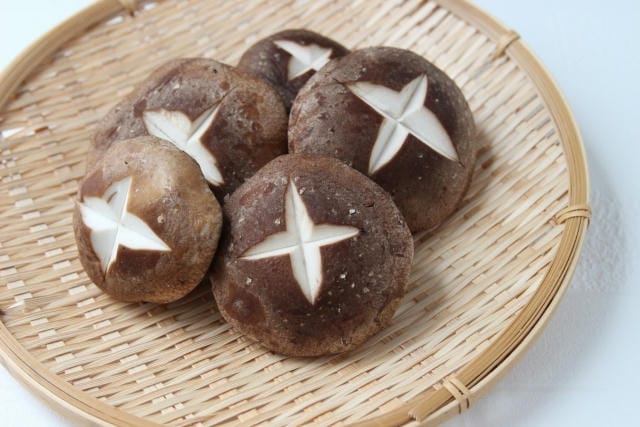 しいたけにばってんや十字の切り込みを入れるのはなぜ？その理由や意味
