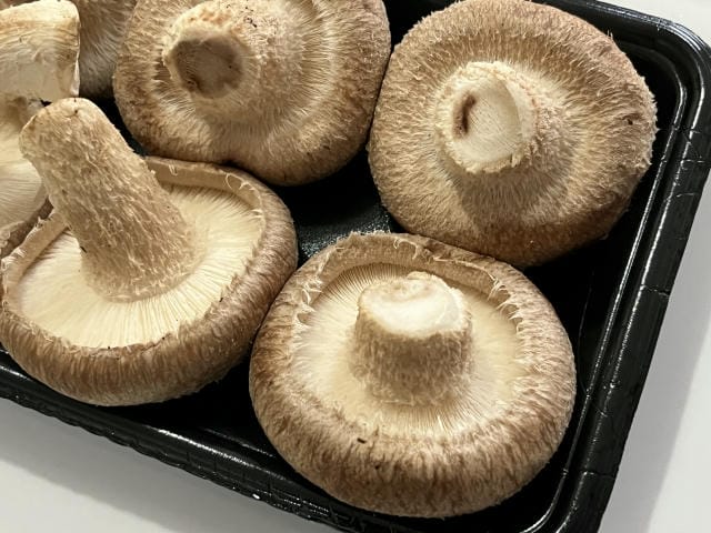 しいたけをパックのまま保存すると日持ちする?リスクや保存のコツ