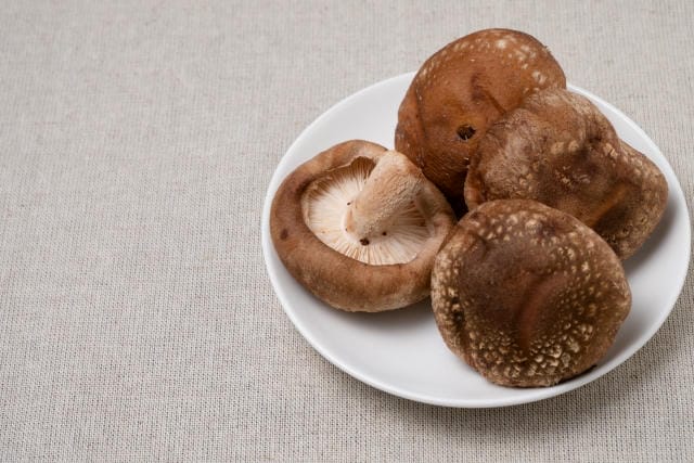 しいたけに黒い斑点があるけど問題ない？酸化や傷み･腐敗の見極め